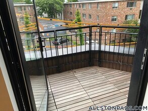 83 Gardner St, Unit 309 in Boston, MA - Building Photo - Building Photo