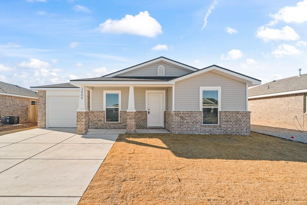 2009 Settler Ave in Wolfforth, TX - Building Photo