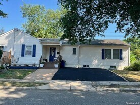 301 Laurel Rd in Northport, NY - Building Photo