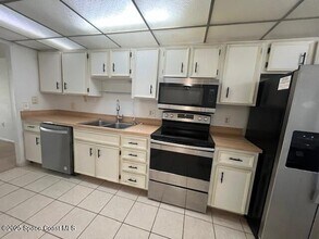 1030 Pine Tree Dr in Indian Harbour Beach, FL - Foto de edificio - Building Photo