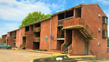 Greenbrier Gardens in Parkersburg, WV - Building Photo - Building Photo