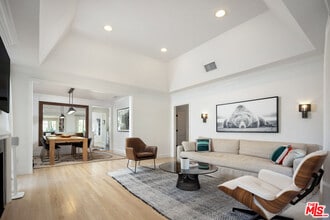 335 Huntley Dr in West Hollywood, CA - Building Photo - Building Photo