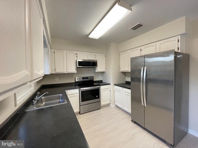 14262 Heritage Crossing Ln in Centreville, VA - Building Photo - Building Photo