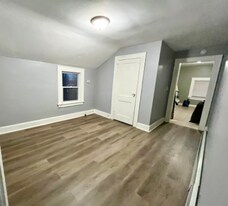 32 Llewellyn Ave, Unit 3 in West Orange, NJ - Building Photo