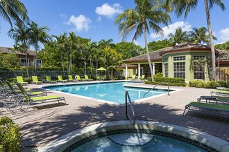 Delray Bay Apartments in Delray Beach, FL - Foto de edificio - Building Photo
