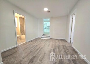 168 Whitehead Ave in South River, NJ - Foto de edificio - Building Photo
