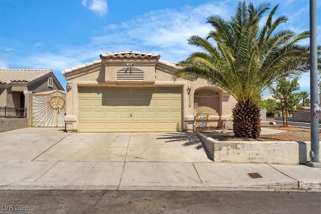 8200 Cimarron Ridge Dr in Las Vegas, NV - Building Photo