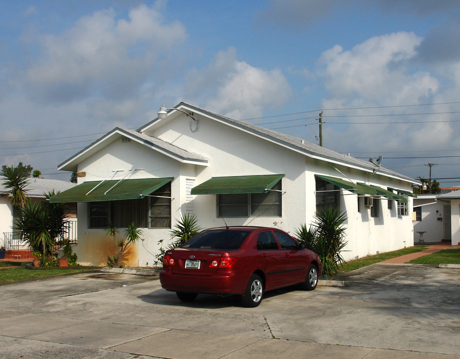 1825-1829 Lincoln St in Hollywood, FL - Building Photo