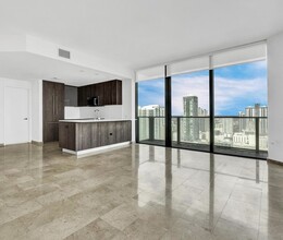 68 SE 6th St, Unit 3211 in Miami, FL - Foto de edificio - Building Photo