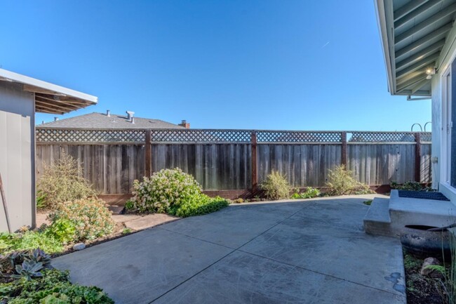 206 Carmelo Ln in South San Francisco, CA - Foto de edificio - Building Photo