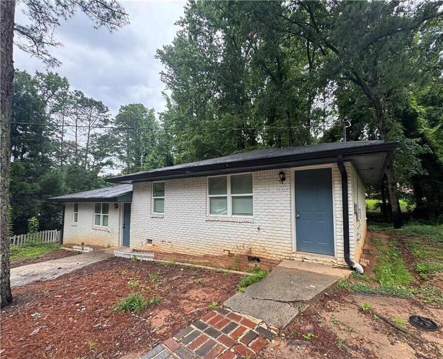 6325 Raymond Terrace in Union City, GA - Building Photo