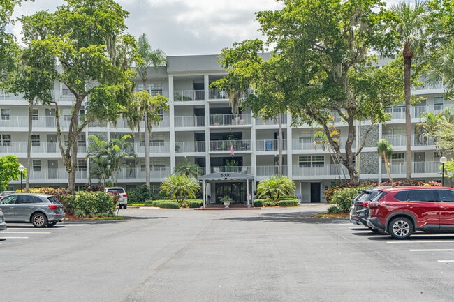 4020 W Palm Aire Dr in Pompano Beach, FL - Building Photo - Building Photo