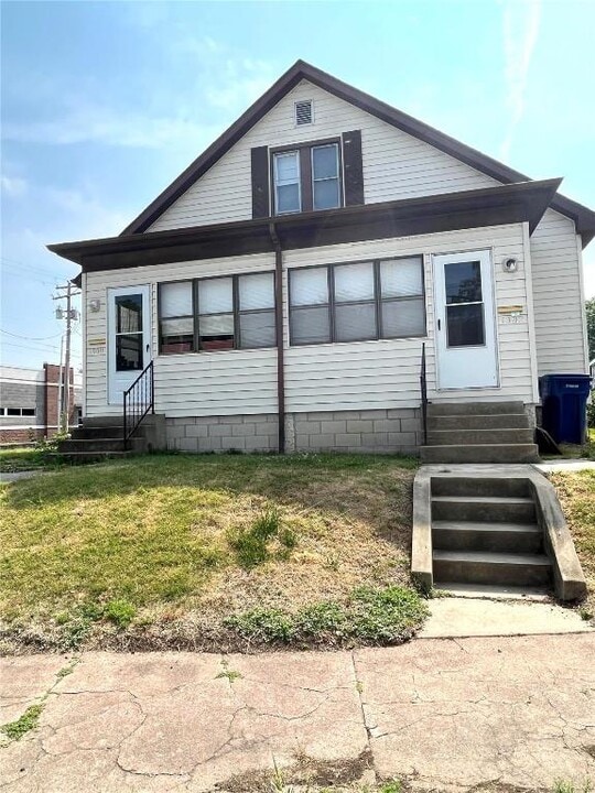 1002 Freeburg Ave in Belleville, IL - Building Photo
