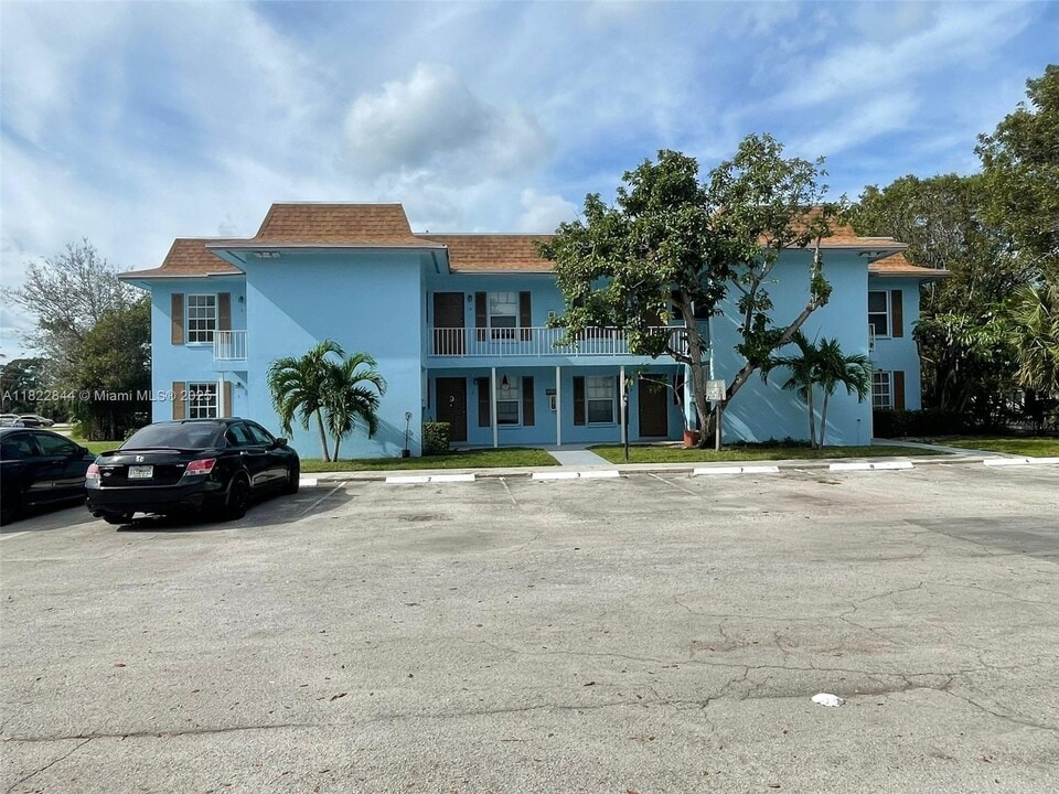 4951 Wedgewood Way in West Palm Beach, FL - Building Photo