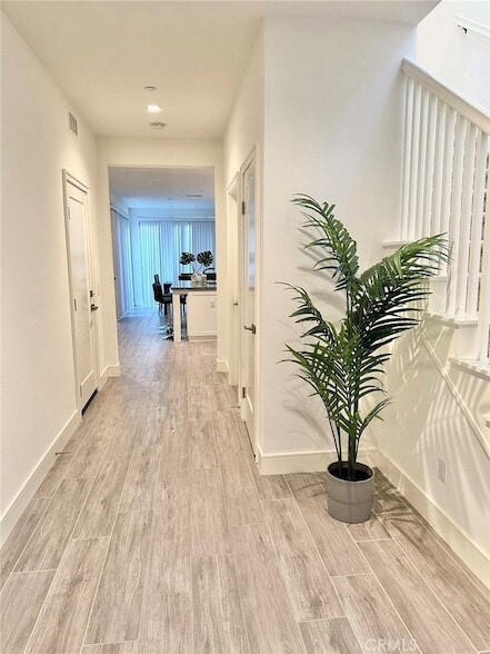 119 Della in Irvine, CA - Foto de edificio - Building Photo