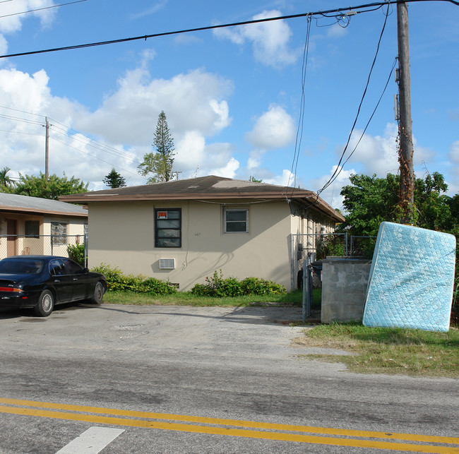 655-665 NE 85th St in Miami, FL - Building Photo - Building Photo