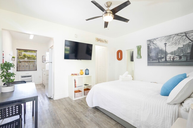 481 NE 37th St, Unit 13 in Miami, FL - Building Photo - Building Photo