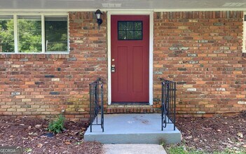 2764 Riggs Dr in East Point, GA - Building Photo - Building Photo