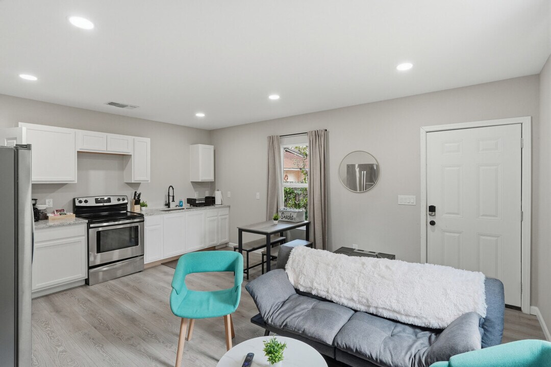 830 Porter St in San Antonio, TX - Building Photo