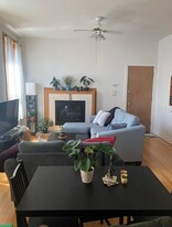 1368 W Evergreen Ave, Unit 4M in Chicago, IL - Building Photo