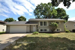 1115 Madison St S in Shakopee, MN - Building Photo