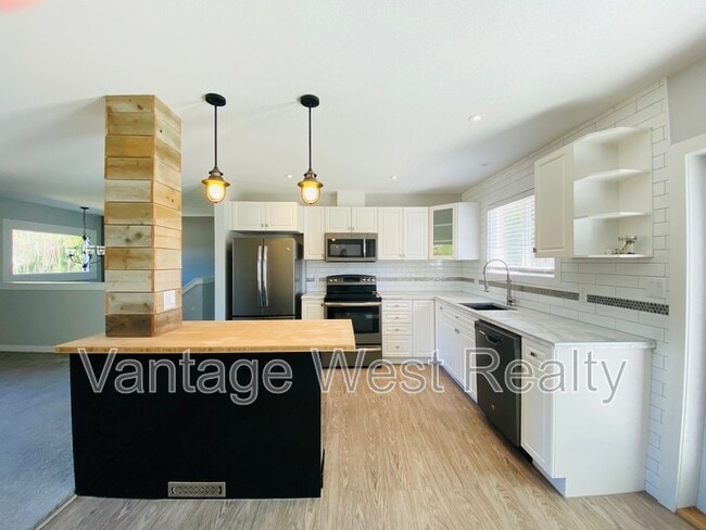 1570 Pasadena Rd in Kelowna, BC - Building Photo - Building Photo