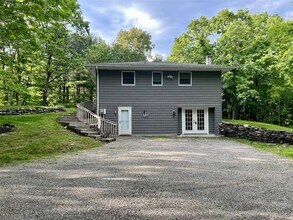 422 Stanford Rd in Millbrook, NY - Building Photo - Building Photo