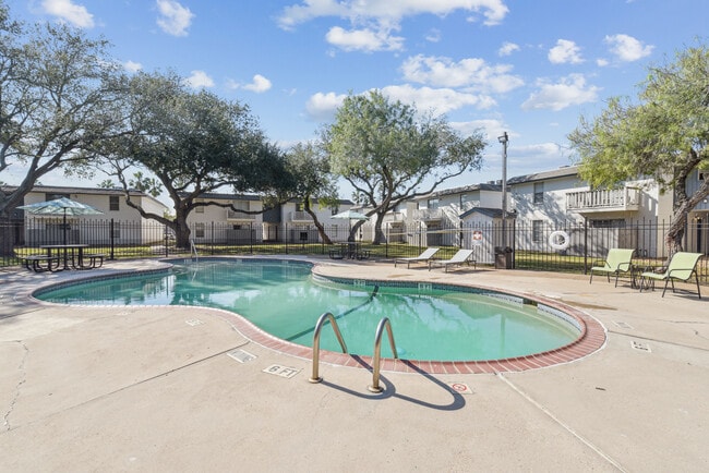 Autumn Sunrise in Corpus Christi, TX - Foto de edificio - Building Photo
