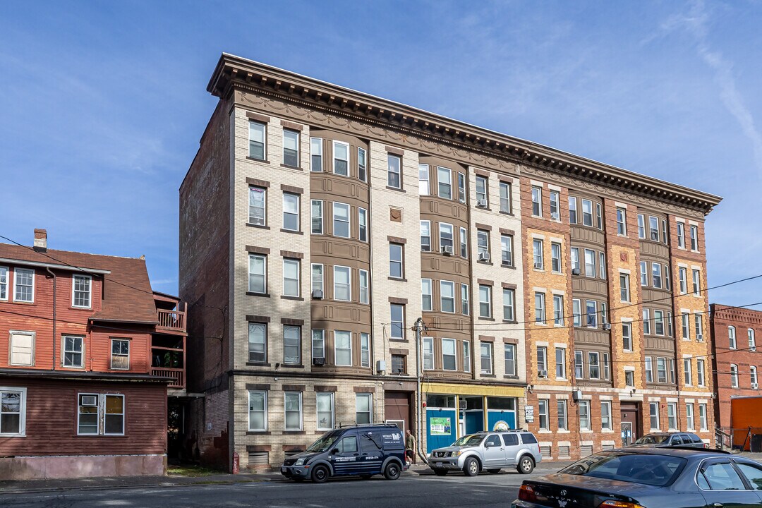 853-855 Main St in Holyoke, MA - Foto de edificio