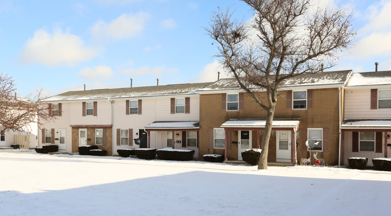 Meadowlark Square in Columbus, OH - Building Photo