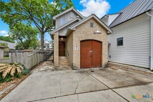 1091 Mulberry Ave in New Braunfels, TX - Building Photo