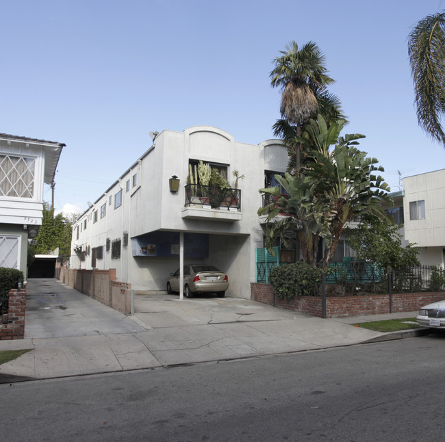 5717 La Mirada Ave in Los Angeles, CA - Foto de edificio - Building Photo
