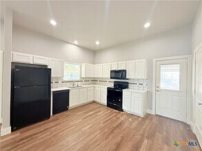 1128 Magnolia St in Seguin, TX - Building Photo - Building Photo