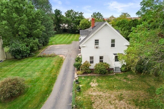 26 Clinton Ave, Unit 2 in Danvers, MA - Building Photo - Building Photo