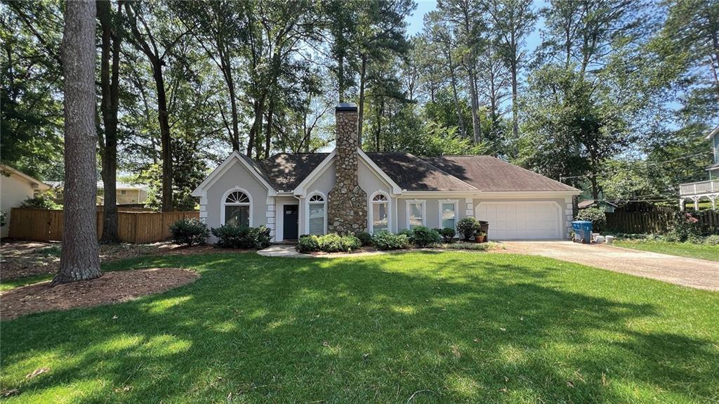 372 Lynne Cir in Alpharetta, GA - Building Photo