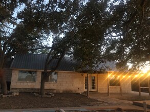 10207 Wagon Rd W in Austin, TX - Building Photo - Building Photo