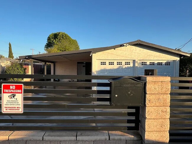 13714 Hoyt St in Los Angeles, CA - Building Photo - Building Photo