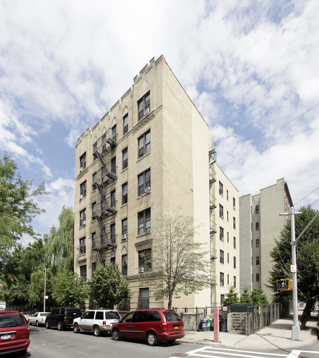 591 E 165th St in Bronx, NY - Foto de edificio