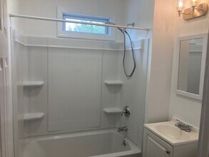 28 Oakwood Ave, Unit 3rd Floor in West Hartford, CT - Building Photo - Building Photo