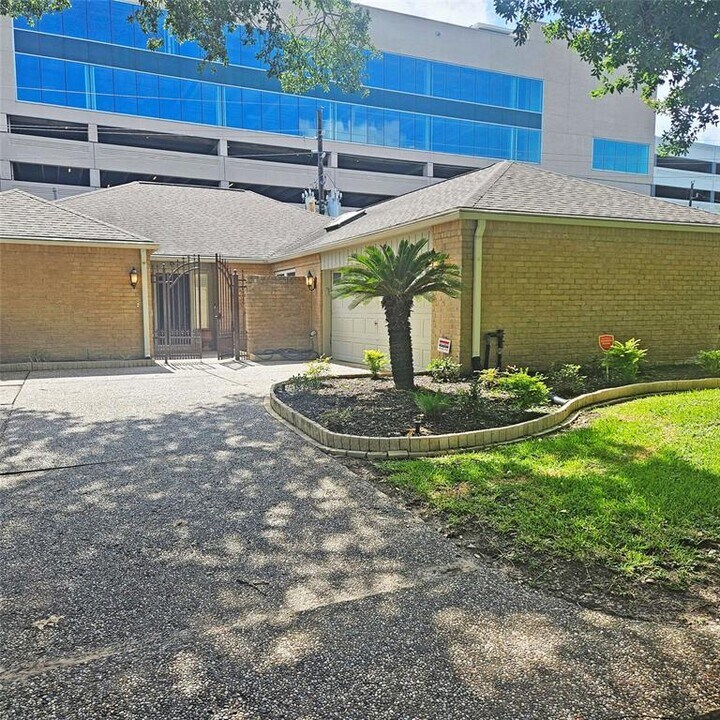 15622 Whitewater Ln in Houston, TX - Building Photo