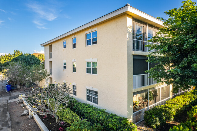 South Beach Club in Naples, FL - Foto de edificio - Building Photo