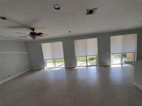 1527 Winterberry Ln in Weston, FL - Building Photo - Building Photo