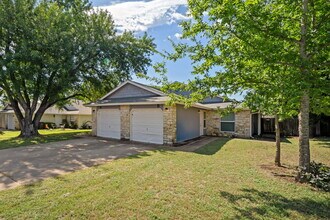 703 Country Aire Dr, Unit A in Round Rock, TX - Foto de edificio - Building Photo