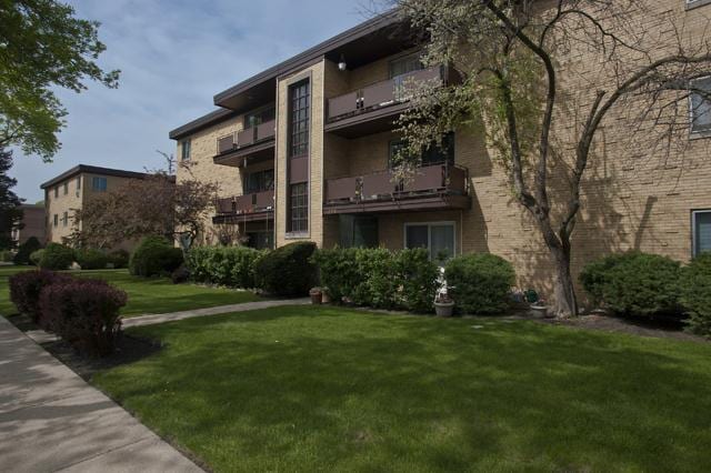 Salem Lane Apartments in Arlington Heights, IL - Building Photo