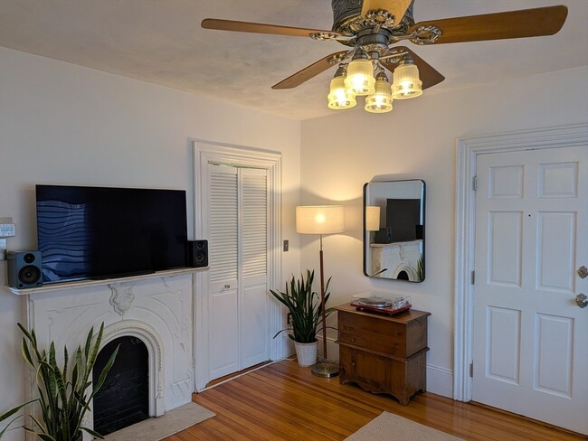 82 Gladstone St in Boston, MA - Foto de edificio - Building Photo