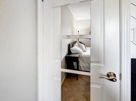 6636 Isle of Skye Dr in Highland, MD - Building Photo