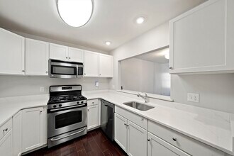 391 Pleasant St in Melrose, MA - Building Photo - Building Photo