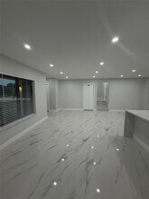 1085 NW 191st St in Miami, FL - Building Photo - Building Photo