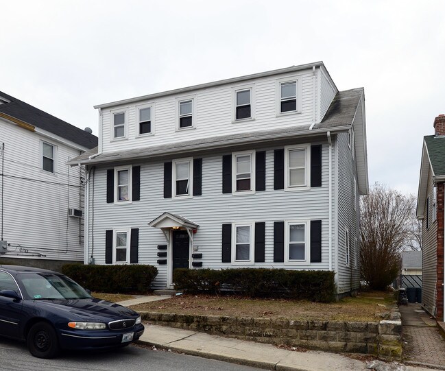 85 Manchester St in West Warwick, RI - Foto de edificio - Building Photo