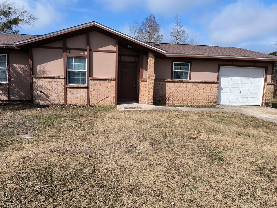 4909 Fairwood Dr in Gautier, MS - Building Photo